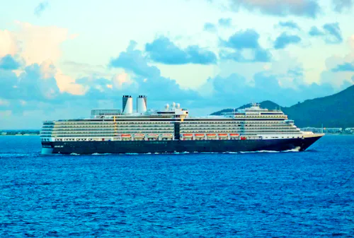 Kreuzfahrtschiff der Holland America Line auf See &ndash; &copy; Tamme - stock.adobe.com