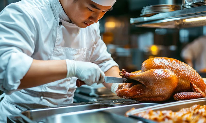 Zubereitung von Peking-Ente - ©Dara - stock.adobe.com