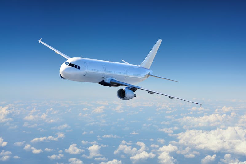 Flugzeug in der Luft - ©DELL@EMAIL.CZ,ILJA MASIK  - Adobe Stock