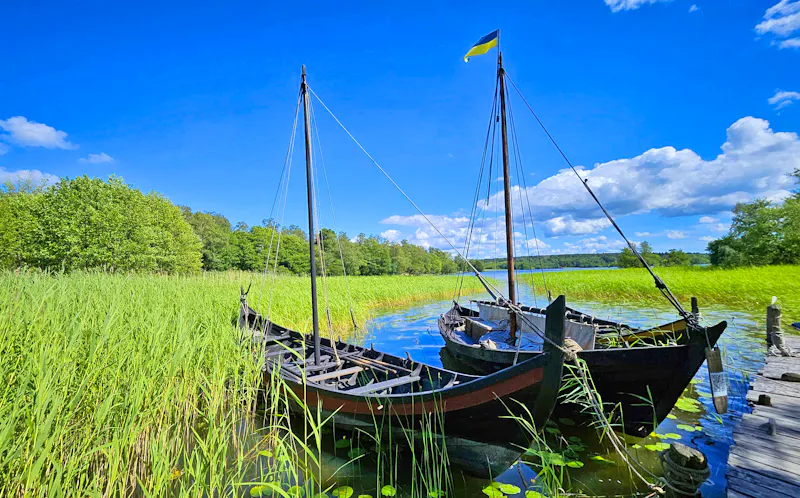 Boote an der Wikingersiedlung Birka auf der Insel Björkö - &copy;Franziska Bergmann - Eberhardt TRAVEL