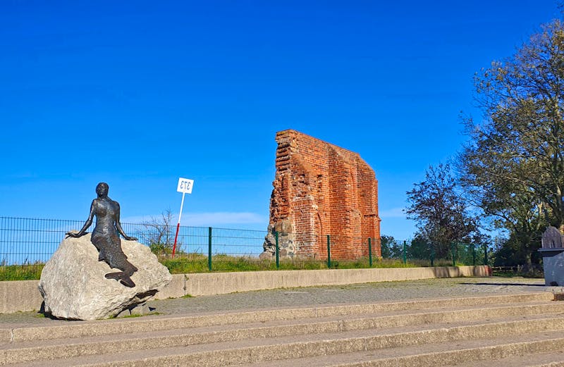 Kirchruine Hoff und Meerjungfrau an der polnischen Ostsee - ©Marlies Thrum - Eberhardt TRAVEL