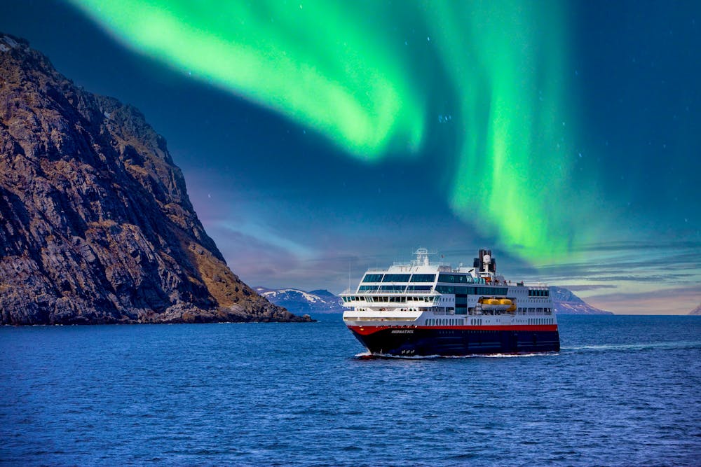 Hurtigrutenschiff MS Midnatsol im Polarlicht &ndash; &copy; Hurtigruten - Reiner Harscher