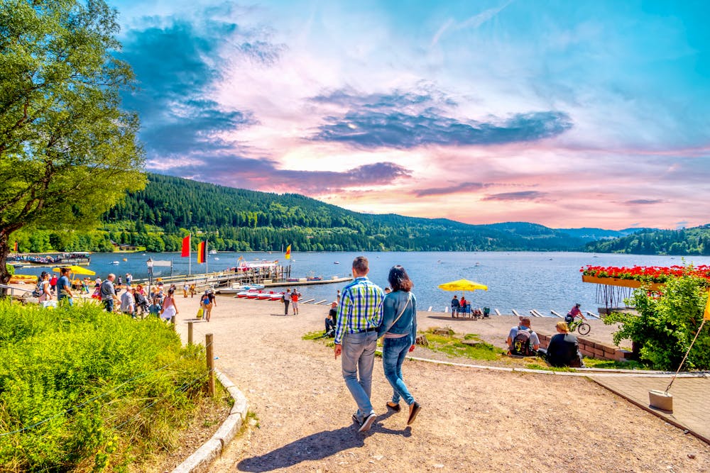 Titisee im Schwarzwald - Spaziergang auf der Uferpromenade &ndash; &copy; Sina Ettmer - stock.adobe.com