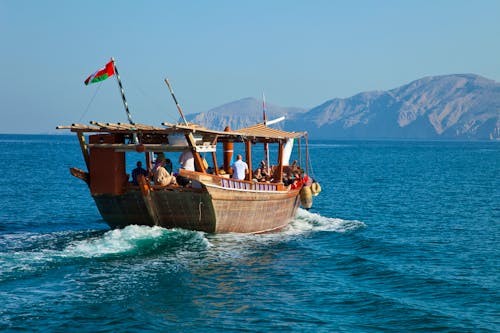 Dhau-Fahrt auf dem Persischer Golf nahe der Halbinsel Musandam im Oman  &ndash; &copy; JUAN CARLOS MUNOZ - stock.adobe.com