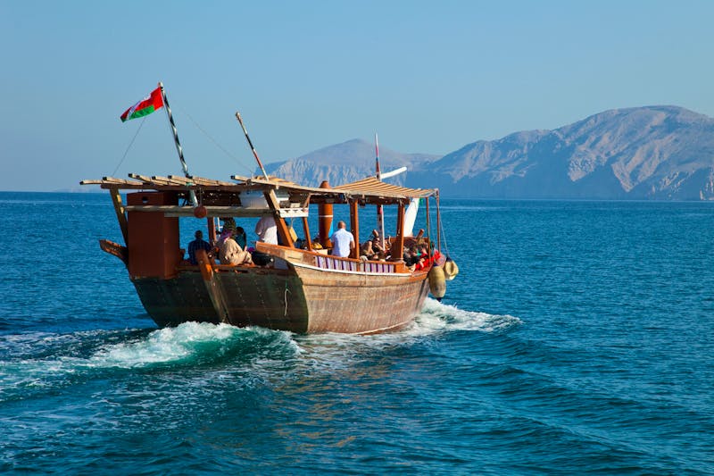 Dhau-Fahrt auf dem Persischer Golf nahe der Halbinsel Musandam im Oman  - ©JUAN CARLOS MUNOZ - stock.adobe.com