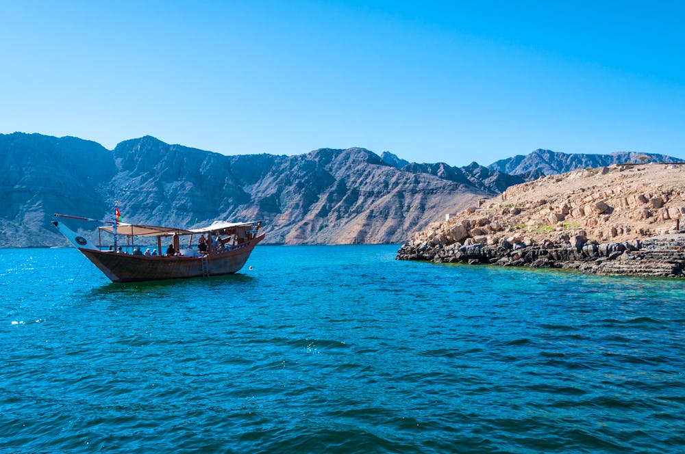 Dhau-Fahrt auf dem Persischer Golf nahe der Halbinsel Musandam im Oman  &ndash; &copy; Imran's Photography - stock.adobe.com