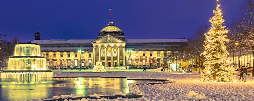 Wiesbaden, weihnachtliches Kurhaus – © Branko Srot - stock.adobe.com