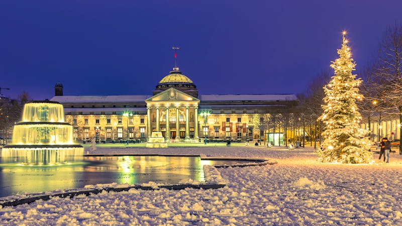 Wiesbaden, weihnachtliches Kurhaus - ©Branko Srot - stock.adobe.com