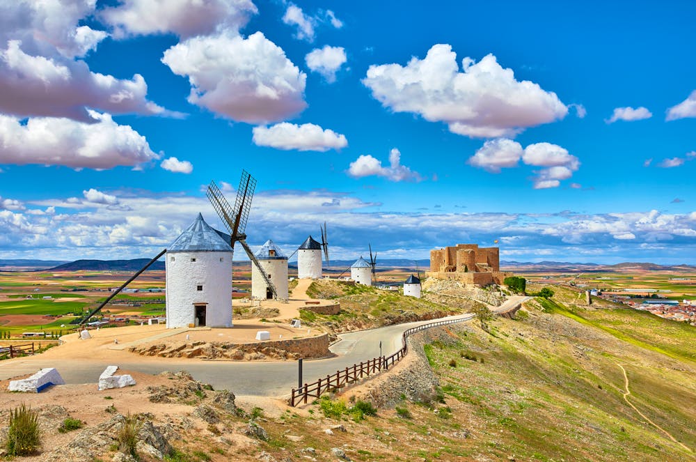 Kastilien-La Mancha - Windmühlen und die alte Burg in Consuegra &ndash; &copy; Yasonya - stock.adobe.com