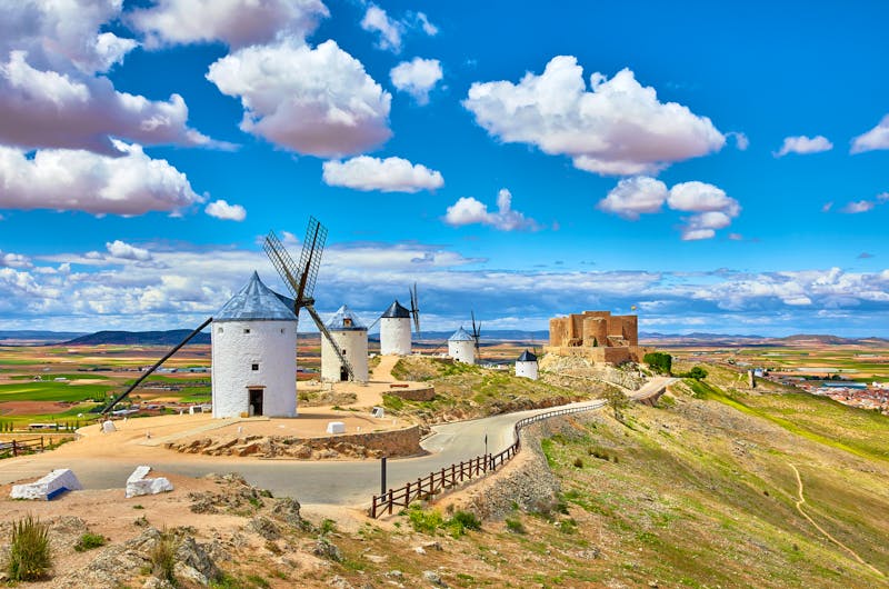 Kastilien-La Mancha - Windmühlen und die alte Burg in Consuegra - ©Yasonya - stock.adobe.com