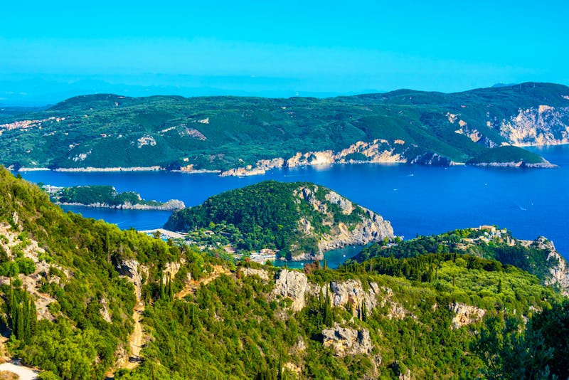 Blick von Lakones auf Paleokastritsa und die Küste von Korfu - ©dudlajzov - stock.adobe.com
