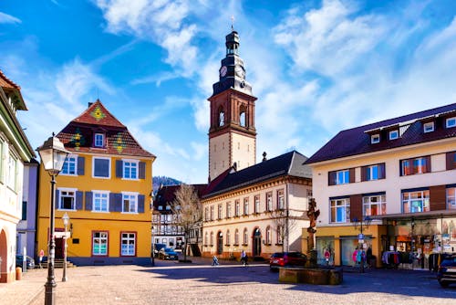 Altstadt und St. Arbogast Kirche in Haslach im Kinzigtal &ndash; &copy; EKH-Pictures - stock.adobe.com