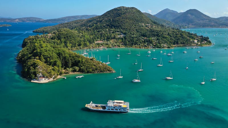 Bootsausflug zu den Inseln Meganisi, Maduri und Skorpios im Ionischen Meer - &copy;aerial-drone - stock.adobe.com