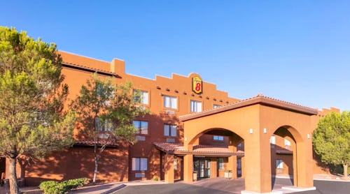 Super 8 by Wyndham Page/Lake Powell - Hotelgebäude – © 2025 Super 8 Worldwide, Inc.