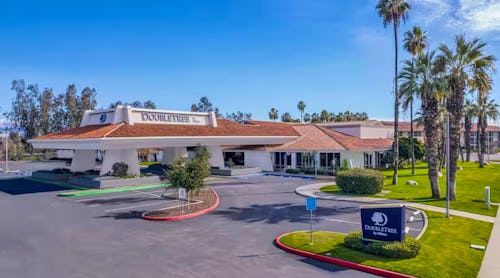 DoubleTree by Hilton Hotel Bakersfield - Hotelgebäude – © 2025 Hilton