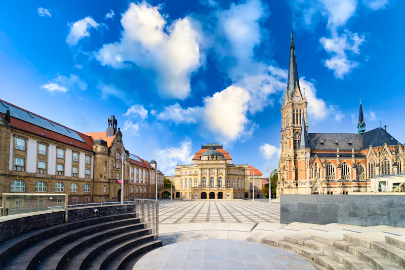 Chemnitz - Theaterplatzmit  Opernhaus und Petrikirche - &copy;modernmovie - stock.adobe.com