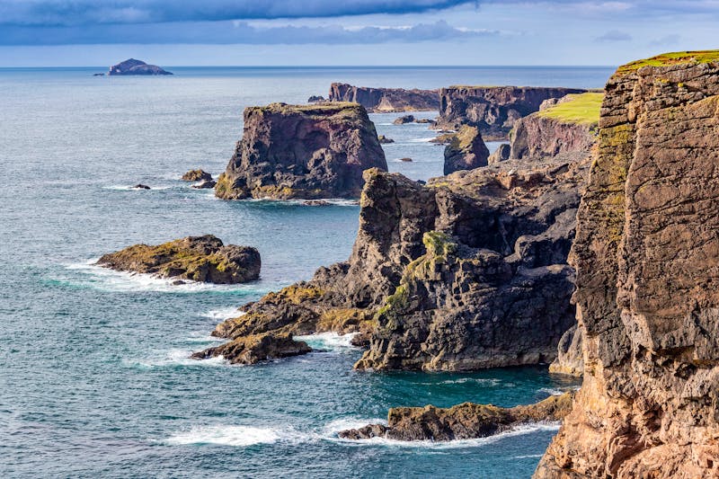 Shetland-Inseln - beeindruckende Steilküste - ©PhContassot - stock.adobe.com