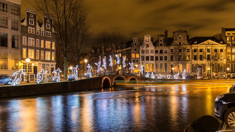 Amsterdam Light Festival - Ausflugsboote schmücken die Grachten mit Lichtspuren - ©Sander - stock.adobe.com