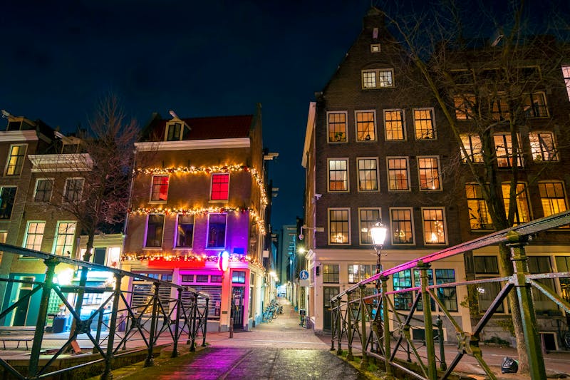 Rotlichtviertel in Amsterdam in den Niederlanden bei Nacht - ©Nataraj - stock.adobe.com