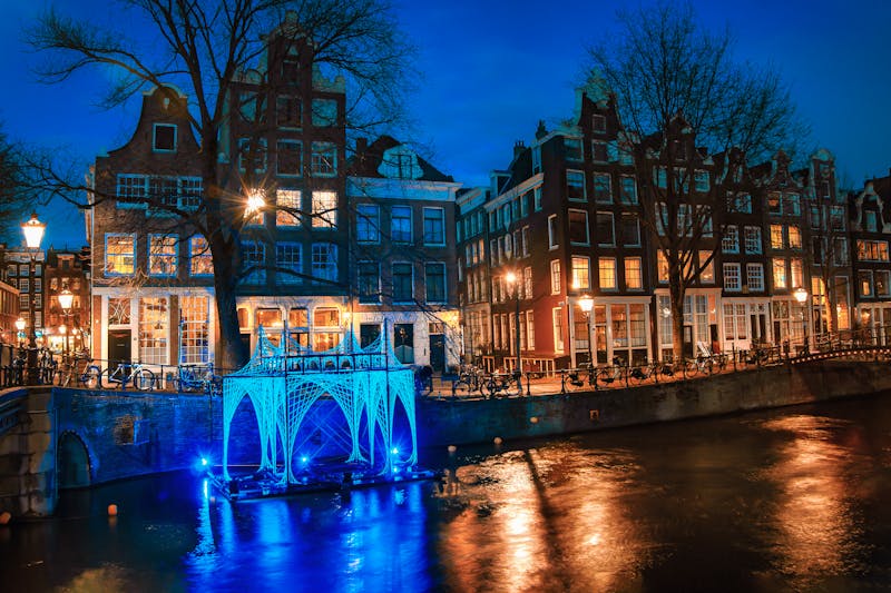 Amsterdam Light Festival - schwimmendes blaues Lichtobjektauf den Grachten in der Altstadt  - ©julia700702 - stock.adobe.com
