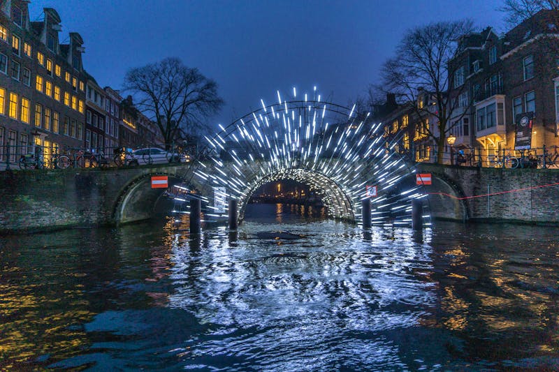 Light Festival Amsterdam - beleuchtete Grachten-Brücke in der Altstadt - ©Norman - stock.adobe.com