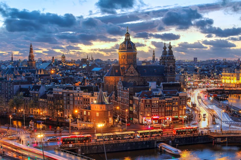 Amsterdam - Altstadt bei Sonnenuntergang  - ©Bogdan Lazar - stock.adobe.com