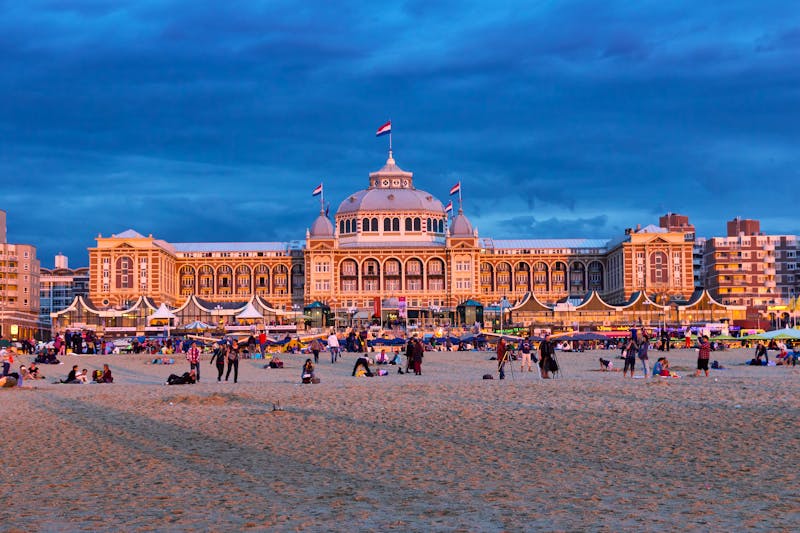Scheveningen bei Den Haag - Strand und Kurhaus-Hotel bei Sonnenuntergang - ©VanderWolf Images - stock.adobe.com