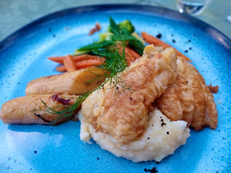Degenfisch mit gegrillter Banane auf Madeira - ©Monika Cortese - Eberhardt TRAVEL
