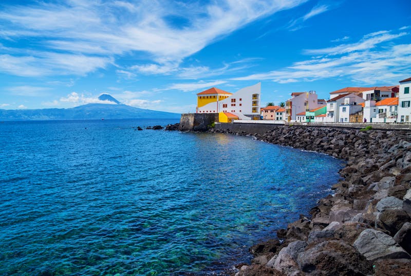 Küstenpromenade von Velas auf der Insel Sao Jorge mit Blick zum Vulkan Pico - ©Rui Vale de Sousa - stock.adobe.