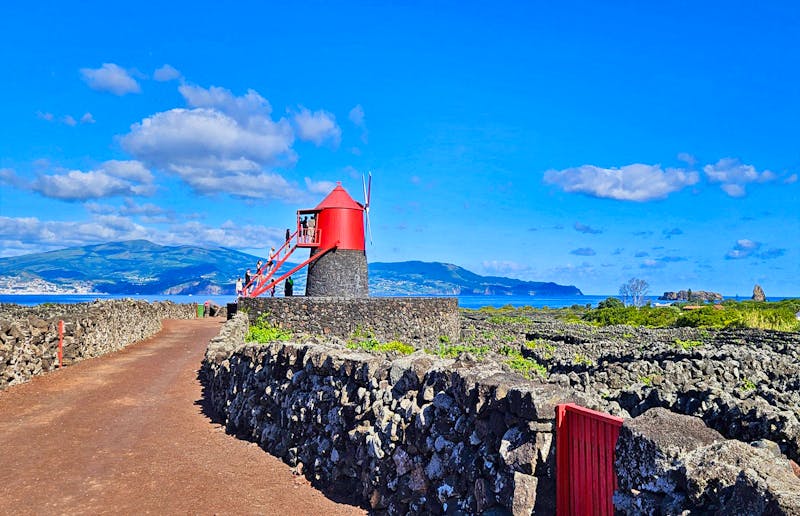 Windmühle im Weinanbaugebiet von Pico mit Blick nach Faial - ©Ria Heilmann - Eberhardt TRAVEL