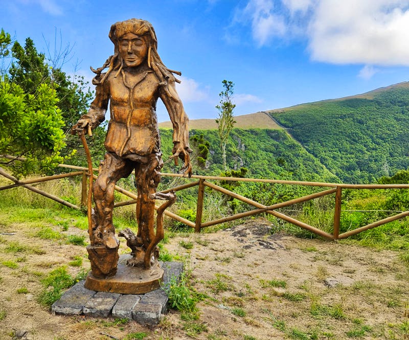 Holzfigur beim Torre an der Höhle Maria Encatada auf der Insel Graciosa  - ©Ria Heilmann - Eberhardt TRAVEL