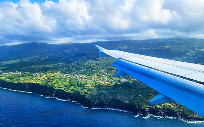 Landeanflug auf die Insel Pico - ©Ria Heilmann - Eberhardt TRAVEL
