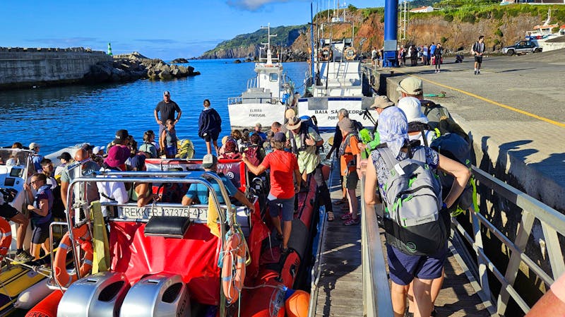 Hafen von Flores - Einsteigen zur Bootsfahrt nach Corvo - ©Ria Heilmann - Eberhardt TRAVEL
