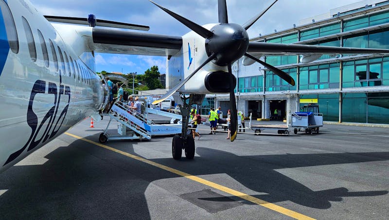 Am Flughafen von Horta auf der Insel Faial - Abflug nach Flores - ©Ria Heilmann - Eberhardt TRAVEL