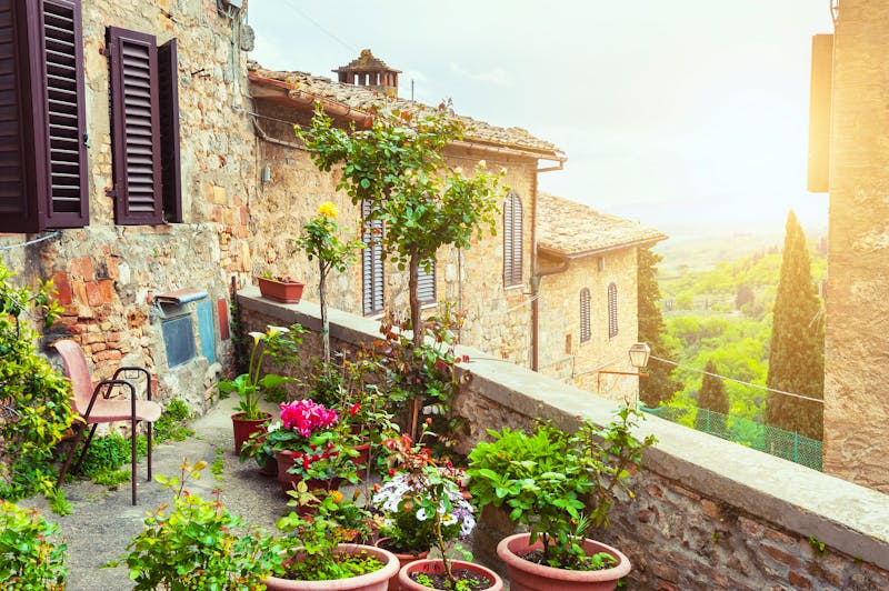 Hübsche Terrasse in der Altstadt von San Gimignano - ©smallredgirl - stock.adobe.com