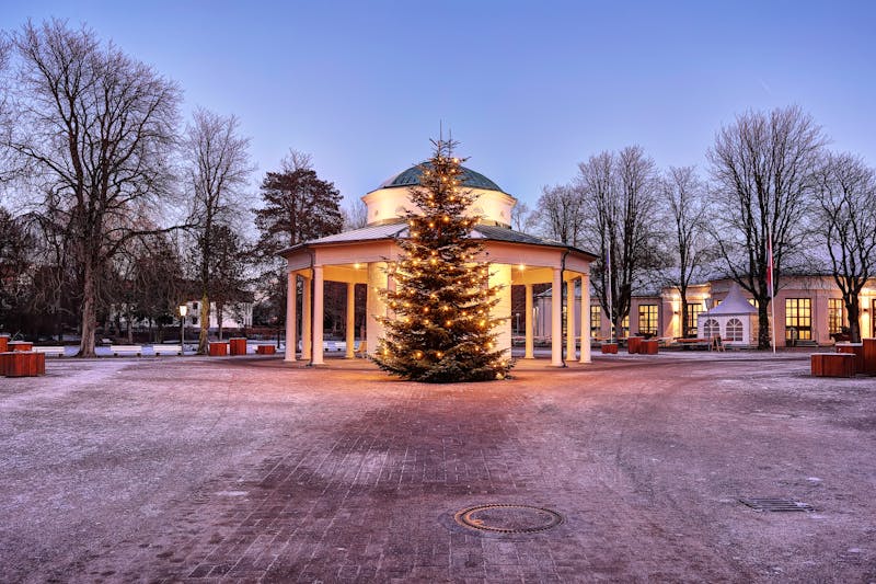 Brunnentempel im Kurpark von Bad Meinberg zu Weihnachtszeit - ©Pixeldesigner - stock.adobe.com