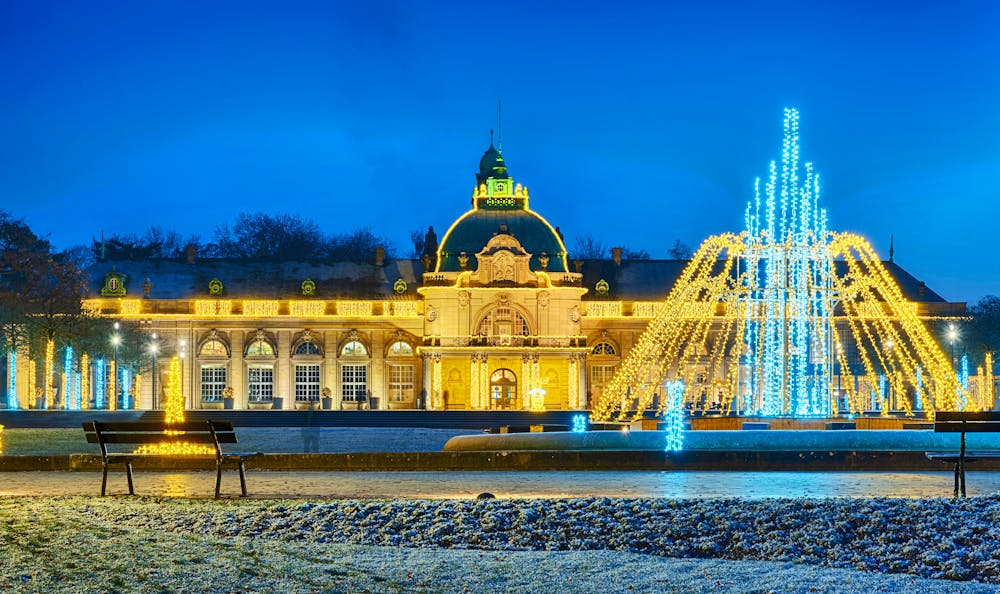 Kurpark in Bad Oeynhausen - Kaiserpalais mit Weihnachtsbeleuchtung &ndash; &copy; Blickfang - stock.adobe.com