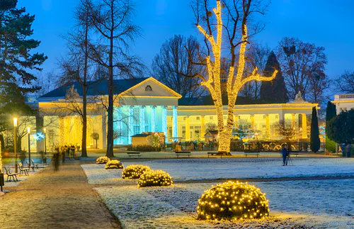 Kurpark Bad Oeynhausen - Wandelhalle mit Weihnachtsbeleuchtung &ndash; &copy; Blickfang - stock.adobe.com
