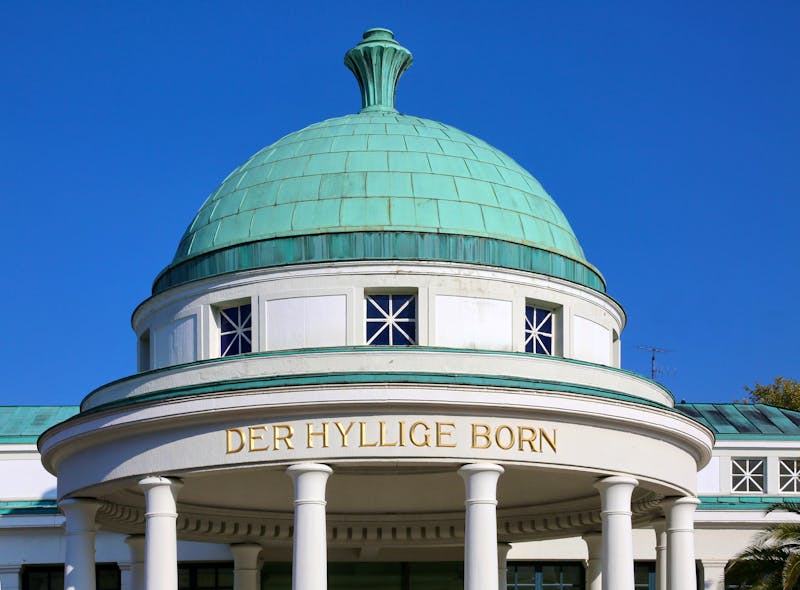 Der Heilige Born - Kurhaus und Quelle in Bad Pyrmont - ©Jörg Lantelme - stock.adobe.com