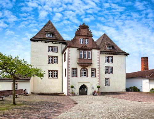 Schloss Fürstenberg mit Porzellanmuseum – © fotobeam - stock.adobe.com