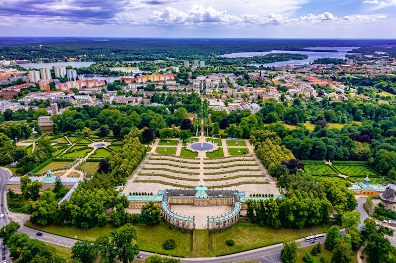 Potsdam - Luftaufnahme mit Schloss und Park Sanssouci - ©Roman - Adobe Stock