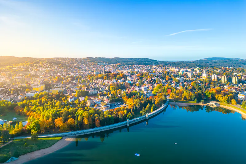 Jablonec nad Nisou - Luftaufnahme der Stadt und des Mseno-Stausees - &copy;pyty - stock.adobe.com