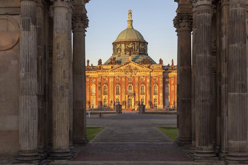 Park Sanssouci in Potsdam - Kolonnaden mit Blick auf das Neue Palais - ©SPSG 
