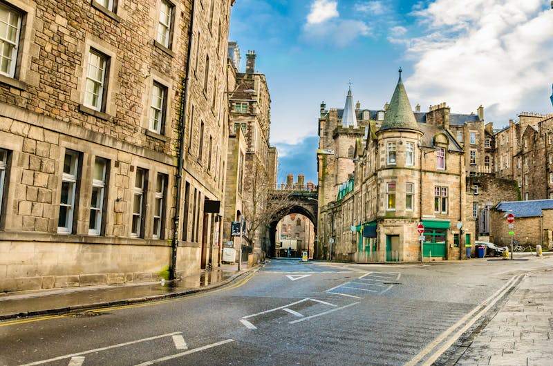 Edinburgh - von historischen Gebäuden gesäumte Straße in der Altstadt - ©alpegor - stock.adobe.com