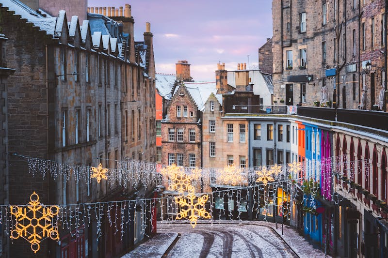 Edinburgh - weihnachtlich geschmückte Victoria Street  - ©Stephen - stock.adobe.com