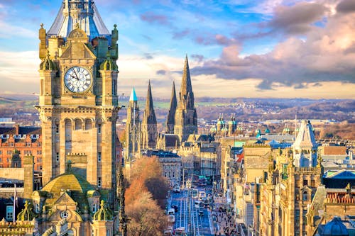 Altstadt von Edinburgh und Edinburgh Castle im Winter &ndash; &copy; f11photo - stock.adobe.com