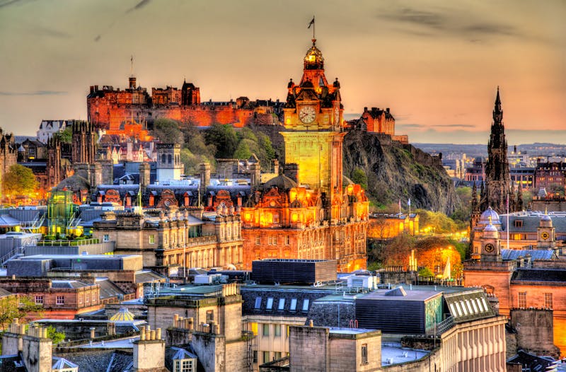 Blick vom Calton Hill auf die Burg von Edinburgh - ©Leonid Andronov - stock.adobe.com