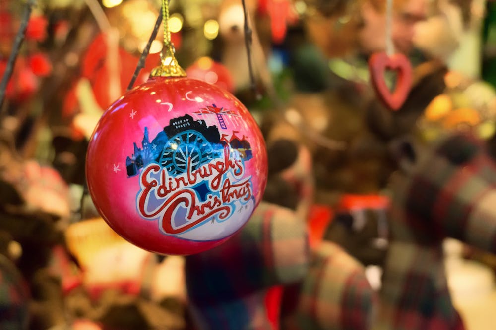 Edinburgh - Weihnachtskugel auf dem Weihnachtsmarkt &ndash; &copy; Ludovic Farine - stock.adobe.com