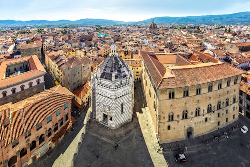 Battistero di San Giovanni und Piazza del Duomo in Pistoia &ndash; &copy; bbsferrari - stock.adobe.com