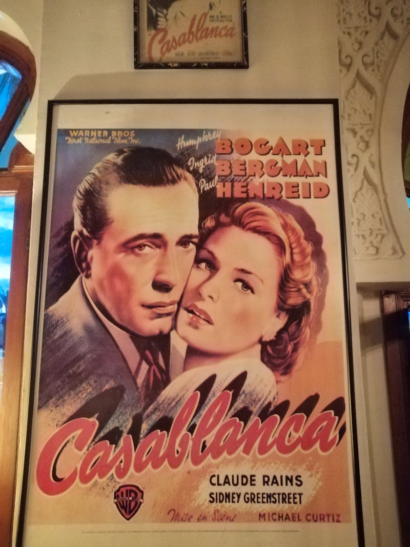Der Film Casablanca: Filmposter im Rick’s Café in Casablanca - ©Andrej Kulikov (Eberhardt TRAVEL)